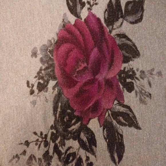 White House/Black Market Beautiful Rose Print Gray Top with some Glitter Size XS - Picture 9 of 11